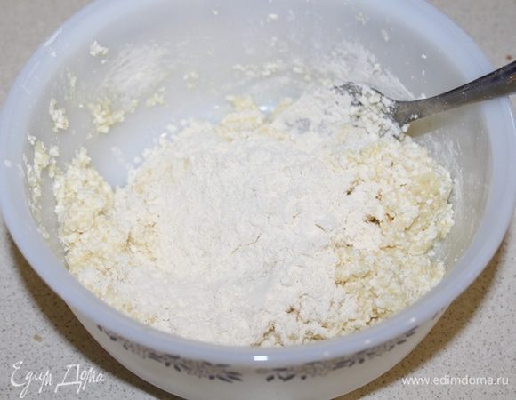 Добавить муки, столько, чтобы можно было сформировать сырники.
