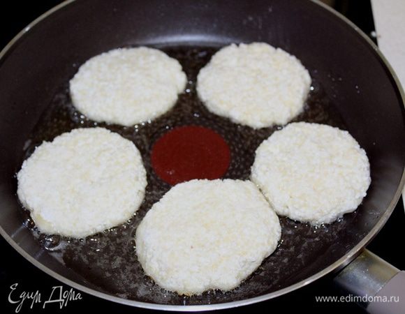 Обжарить сырники с двух сторон до готовности.