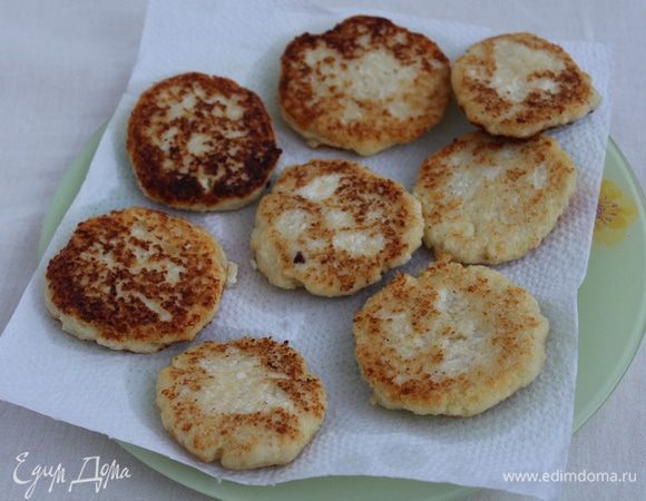 Выложить сырники на салфетку.