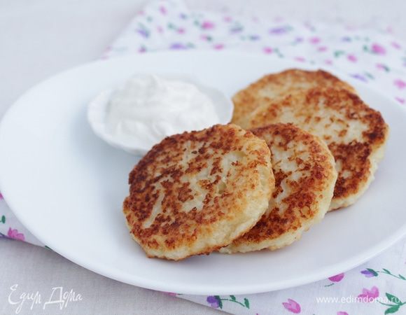 Подать горячими со сметаной.