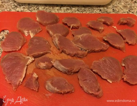 Порезать мясо на медальоны.