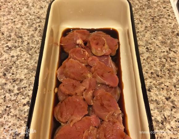 Мясо сложить в контейнер, полить соевым соусом и соком лимона. Накрыть крышкой и отправить в холодильник на 5 — 6 часов.