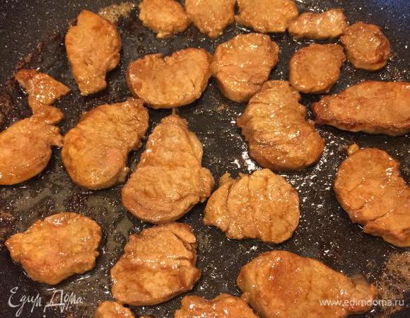 Разогреть сковороду с толстым дном, добавить масло и обжарить мясо. Готовое мясо переложить на тарелку и накрыть фольгой.