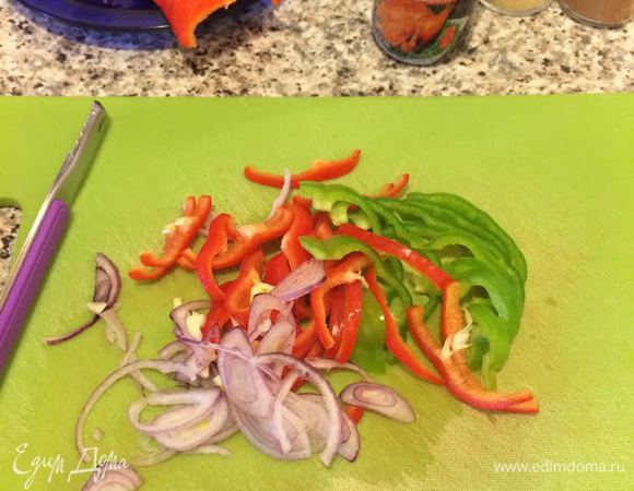 Овощи нарезать соломкой. Соус чили у меня тайландский, он остро-сладкий, нам нравится именно это сочетание.