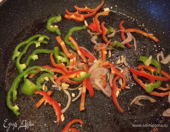 На той же сковороде обжариваем слегка овощи 3 — 4 минуты.