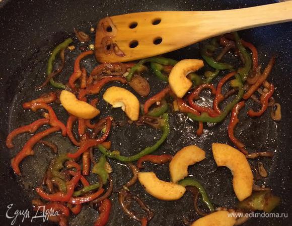 Добавляем айву, тушим еще 1 — 2 минуты.