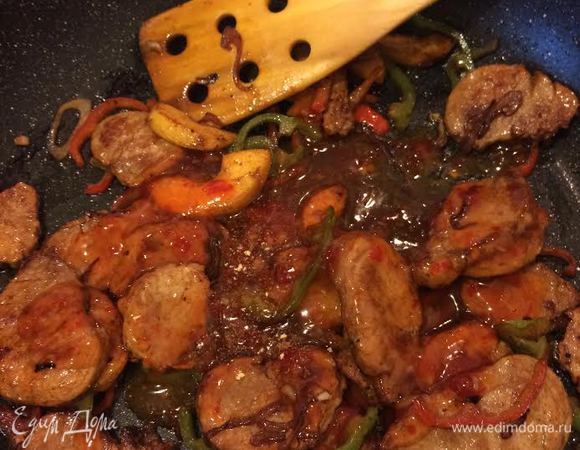 Затем добавляем мясо, соус, корицу, имбирь и перемешиваем аккуратно, тушим 1 минуту и снимаем с огня.