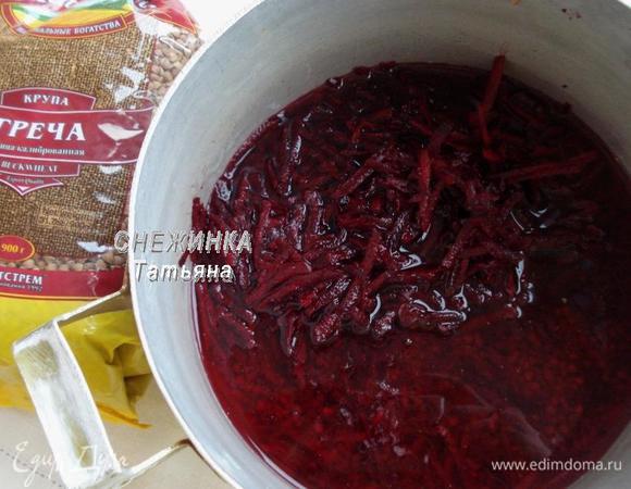 В кастрюлю кладем гречу ТМ «Националь», заливаем водой. Свеклу натираем на крупной терке и добавляем к грече. Солим, ставим на огонь.