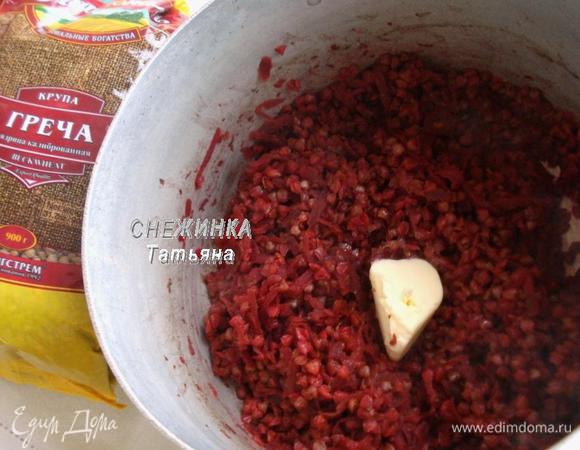 Варим крупу 25 минут. Затем в горячую кашу кладем сливочное масло, перемешиваем и оставляем под крышкой «дойти».