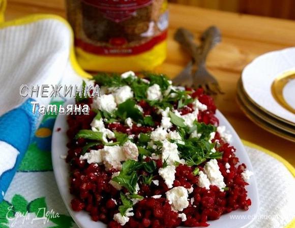 На блюдо выкладываем приготовленную гречу. Сверху раскладываем сыр и присыпаем зеленью.