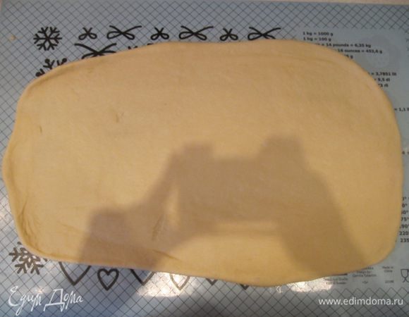 Обмять подошедшее тесто руками. Оставить отдыхать на 5 минут.
В это время перемешать сахар с корицей.
Затем раскатать на припыленной мукой рабочей поверхности в прямоугольник размером 53x31 см.