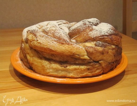 При желании можно посыпать булку сахарной пудрой или сахарной пудрой с корицей.