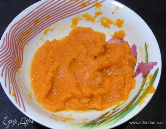 Если у вас есть готовое тыквенное пюре, это хорошо, а я взяла тыкву, очистила и приготовила на пару (20 минут), а затем помяла картофелемялкой.
