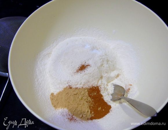 В отдельной посуде смешиваем просеянную муку, соль, соду, разрыхлитель, корицу и имбирь (если используете сухой молотый).