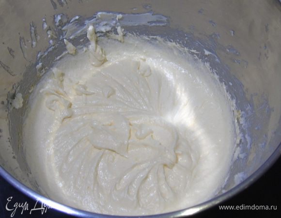 Масло комнатной температуры взбейте с двумя видами сахара до пышности. В конце добавить ваниль.