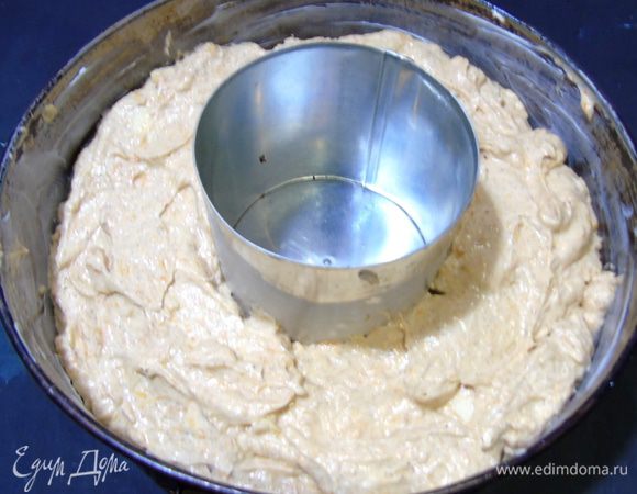 Форму смажьте маслом и выложите тесто в форму. Отправляйте выпекаться в разогретую до 180°С духовку на 60 — 70 минут, следите по своей духовке. 