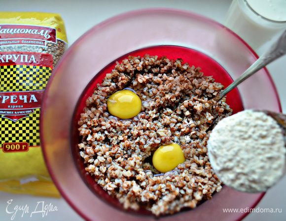 Яйца взбить, добавить соль, сахар. В отваренную гречневую кашу добавить кефир и влить яйца. Затем порционно добавить муку с содой, размешать и дать постоять около 10 мин. 