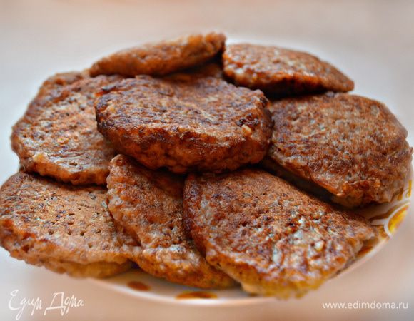 На разогретом растительном масле поджарить оладьи с двух сторон до готовности.