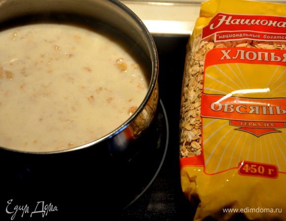 В кастрюлю с толстым дном всыпать овсянку ТМ «Националь», добавить 2 стакана воды, прикрыть крышкой и варить на небольшом огне. Как только овсянка стала клейкой и образовалась киселеобразная жидкость, добавить соль, сахар и молоко, перемешивать, закрыть. Варить еще несколько минут до готовности каши. 