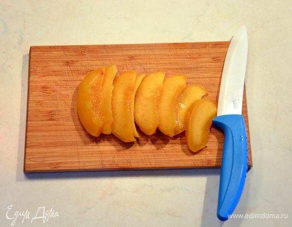 Опционально: режем консервированные персики дольками, кстати, тоже домашние, по очень удачному рецепту. ;) 
Орехи делим пополам и немного обжариваем на сухой сковороде.