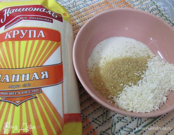 В миске соединить манну крупу ТМ «Националь», сахар и кокосовую стружку. Хорошо все перемешать.