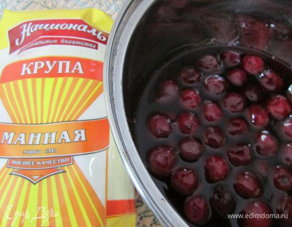 В сотейник влить вишневый сок, добавить вишню. Поставить на огонь и дать закипеть. 