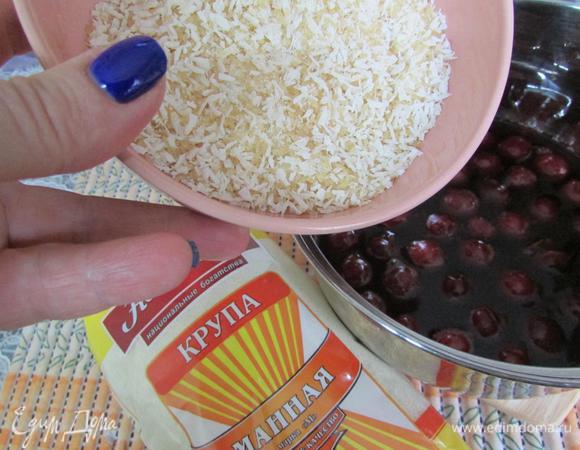 Затем всыпать сухие ингредиенты и варить до готовности, при постоянном помешивании, примерно 3 — 5 минут.