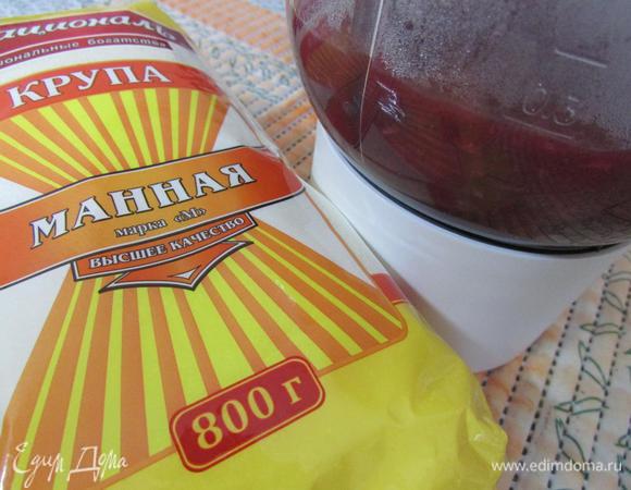 Горячую массу переложить в блендер и пробить до однородности на средней скорости (можно использовать погружной блендер).