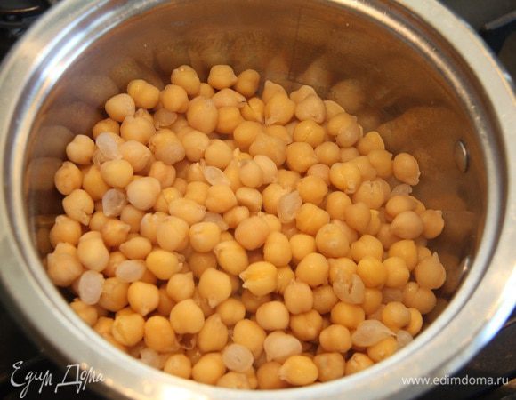 Разбухший нут промыть. Сварить нут до готовности БЕЗ СОЛИ! На это понадобилось 15 минут. Лишнюю воду слить.