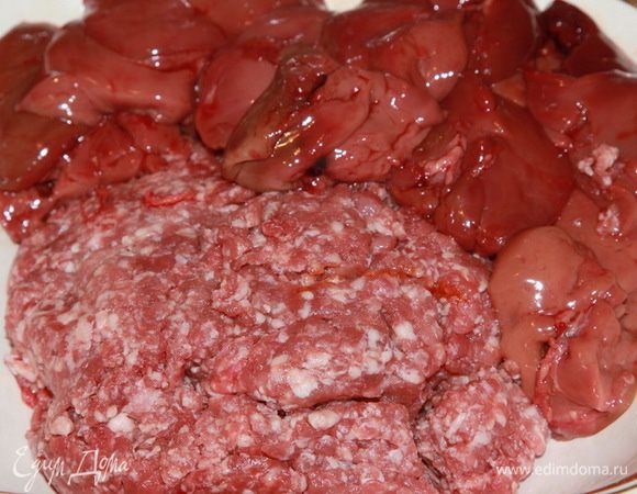 Свинину измельчаем в фарш, печень режем на средние кусочки.