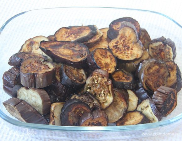 Через 10 минут под грилем баклажаны готовы. Дать им остыть.