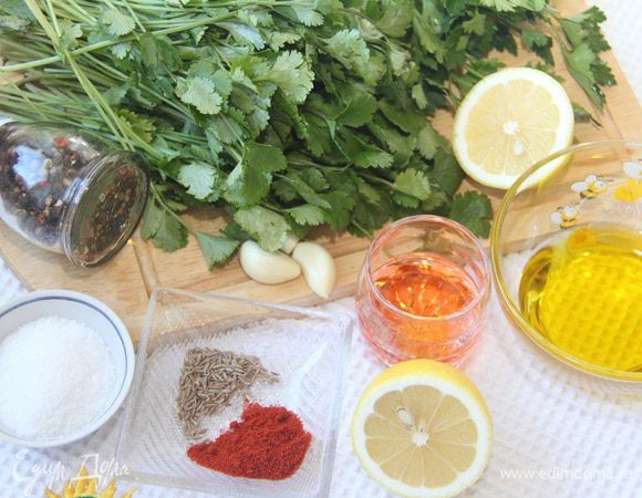 Порубить большой пучок кинзы, 3 веточки петрушки. Приготовить чермулу: смешать 4 ст. л. оливкового масла, 3 ст. л. лимонного сока, 2 ст. л. винного уксуса, добавить 3 зубчика чеснока через пресс, 1/2 ч. л. семян зиры, растертых в ступке, 1/2 ч. л. молотой сладкой паприки, 1/2 ч. л. соли, 2 щепотки свежемолотого перца.