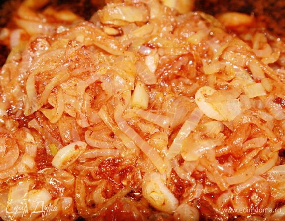 Лук на растительном масле пассеруем до прозрачного вида, зажаривать не нужно. Под конец пассерования добавляем паприку.