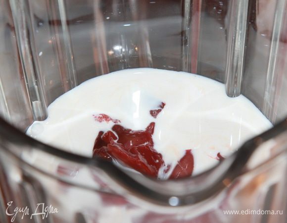 Тут еще одно уточнение: у меня мощный комбайн и вместительная чаша блендера. Если у вас такого нет, то пропустите просто через мясорубку. На вкус это никак не повлияет. В чашу блендера наливаем сливки и добавляем печень.