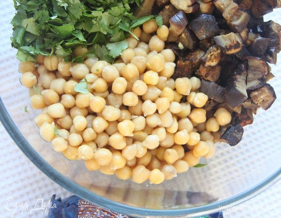 Соединить баклажаны, нарезанные небольшим кубиком, зелень и нут.