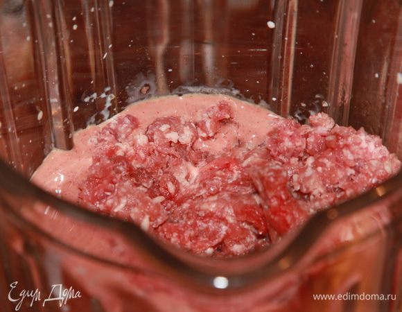 Когда печень примет пастообразное состояние, частями вводим фарш. Можно просто добавить фарш и перемешать. Я пробила блендером до получения однородной массы.