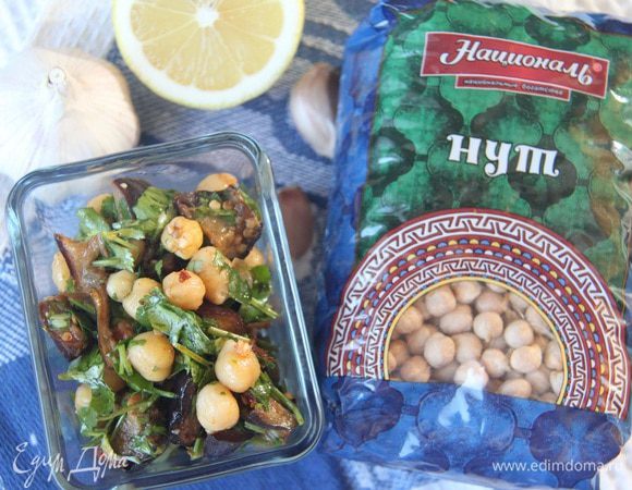 Перемешать салат с соусом-маринадом, дать настояться в холодильнике пару часов.