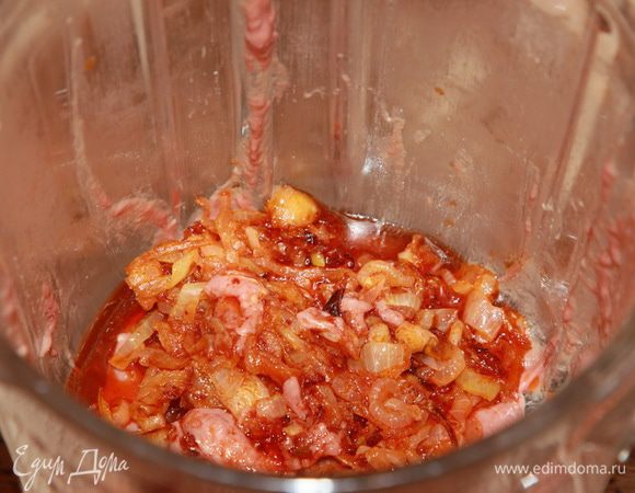 Теперь к фаршу добавляем готовый лук и все специи. Еще раз пробиваем блендером, добавляем молоко и хорошенько вымешиваем до однородности. Рис отвариваем до полуготовности, минуты 4 с момента закипания.