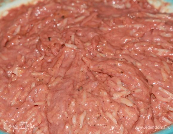 Хорошо вымешиваем. Все, фарш готов к превращению в колбасу.