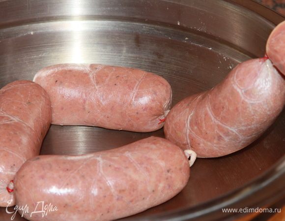 При помощи насадки наполняем череву фаршем и делаем небольшие по размеру колбаски.