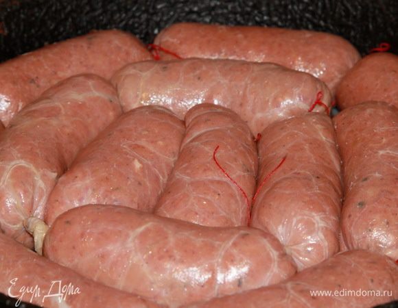 Подготовленные колбаски выкладываем в форму для запекания, предварительно смазав ее растительным маслом. Колбаски густо прокалываем тонкой иглой. Духовку разогреваем до 200°С, на дно ставим емкость с водой и отправляем запекаться наши колбаски на 1 час. Сначала запекаем при 200°С около 20 минут, затем температуру понижаем до 180°С и запекаем оставшееся время. Воду не убираем все время готовки.