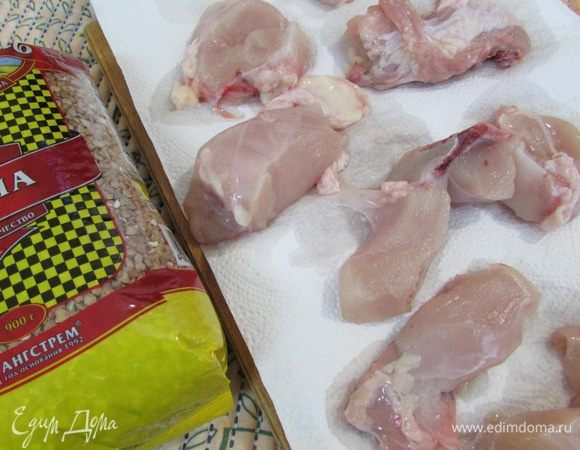 Куриную грудку нарубить на небольшие кусочки. Помыть и обсушить на бумажном полотенце.