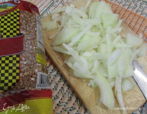 Репчатый лук почистить и нарезать полукольцами.