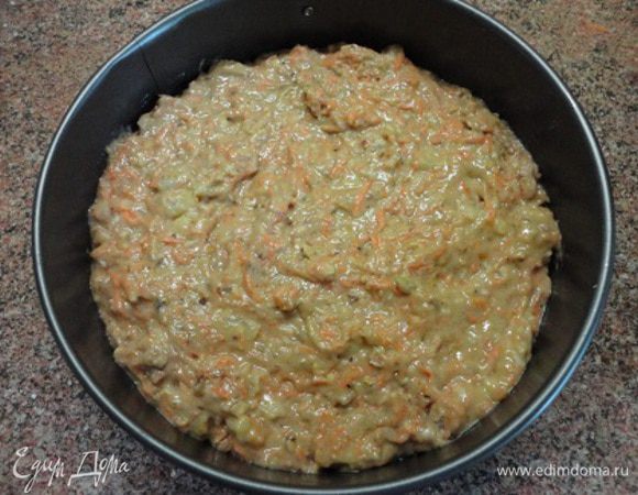 К яичной массе добавить орехи, ананасы, кокос и морковь. Все сухие ингредиенты перемешать (мука, соль, сода, разрыхлитель и корица) и просеять. В три приема подмешать к жидким ингредиентам и быстро замесить жидкое тесто, долго не вымешивая. Вылить в форму и выпекать около часа. Мне хватило 50 минут.