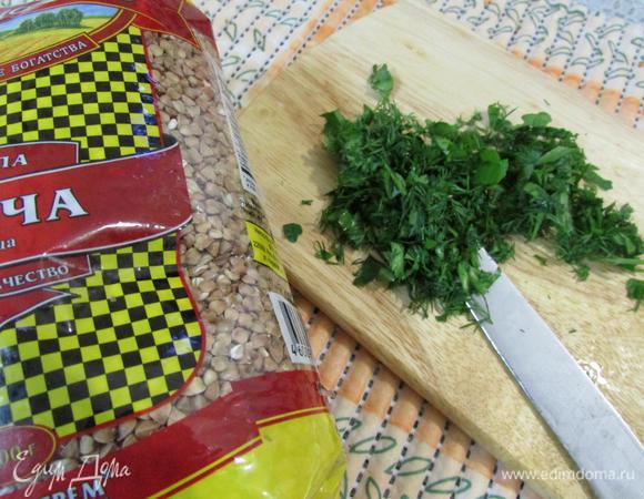 Зелень (петрушка и укроп) помыть, обсушить и мелко нарубить.