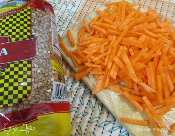 Морковь почистить и нарезать тонкой соломкой.