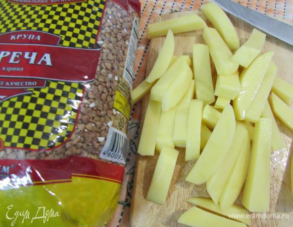 Картошку почистить и нарезать брусочками.