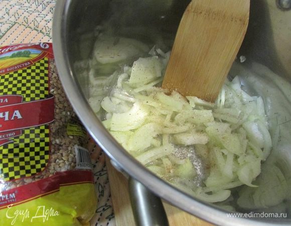 В кастрюлю налить растительное масло, добавить репчатый лук. Посолить, поперчить, всыпать щепотку сахара и обжарить лук до мягкости и прозрачности. Выложить лук из кастрюли на тарелку, стараясь по возможности, оставить в кастрюле как можно больше масла.