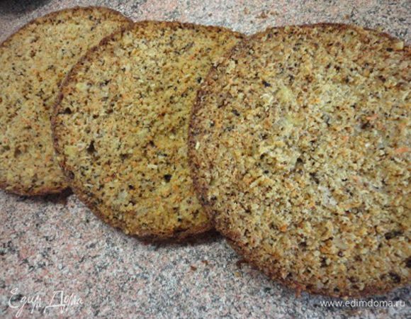 Морковь натереть на мелкой терке. Ананасы нарезать небольшими кусочками.