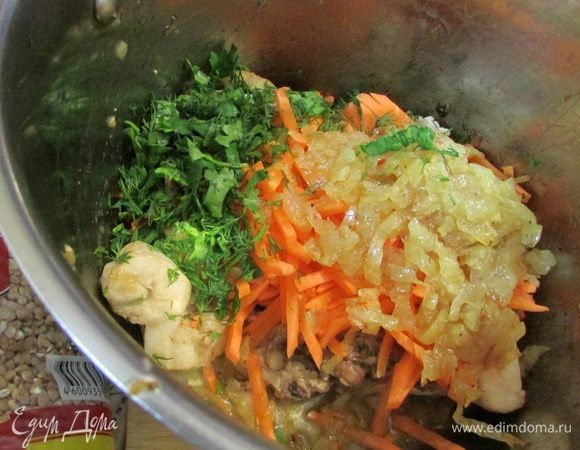 Затем к куриной грудке добавить, морковь, зелень и жаренный лук, перемешать и тушить еще пару минут.